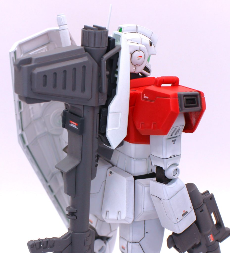 バックパックはMG1.0ジムで、このキットのみのユニークアイテムであるバズーカラックを装備させました。このバズーカラックは非常にカッコいいと思います。富士急ジムが装備していましたね。ガンダム・ザ・ライド、いつかどこかで復活して欲しいものです。映像だけでもいいので配信なりして欲しいです。