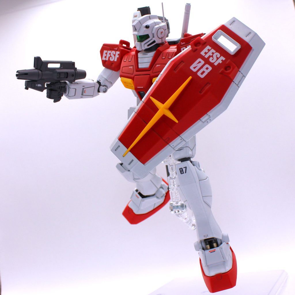 ジムはMGガンダム1.0ベース、ジム改もMGガンダム1.5とO.Y.Wあたりが構造ベースのようで、親和性が高くミキシングが楽でした。成形色の影響を抑える為に一度全体にグレーサフを吹き整えました。塗装は赤部はクレオスのMSレッド、白部はタミヤのフラットホワイトをスプレー缶で吹きました。