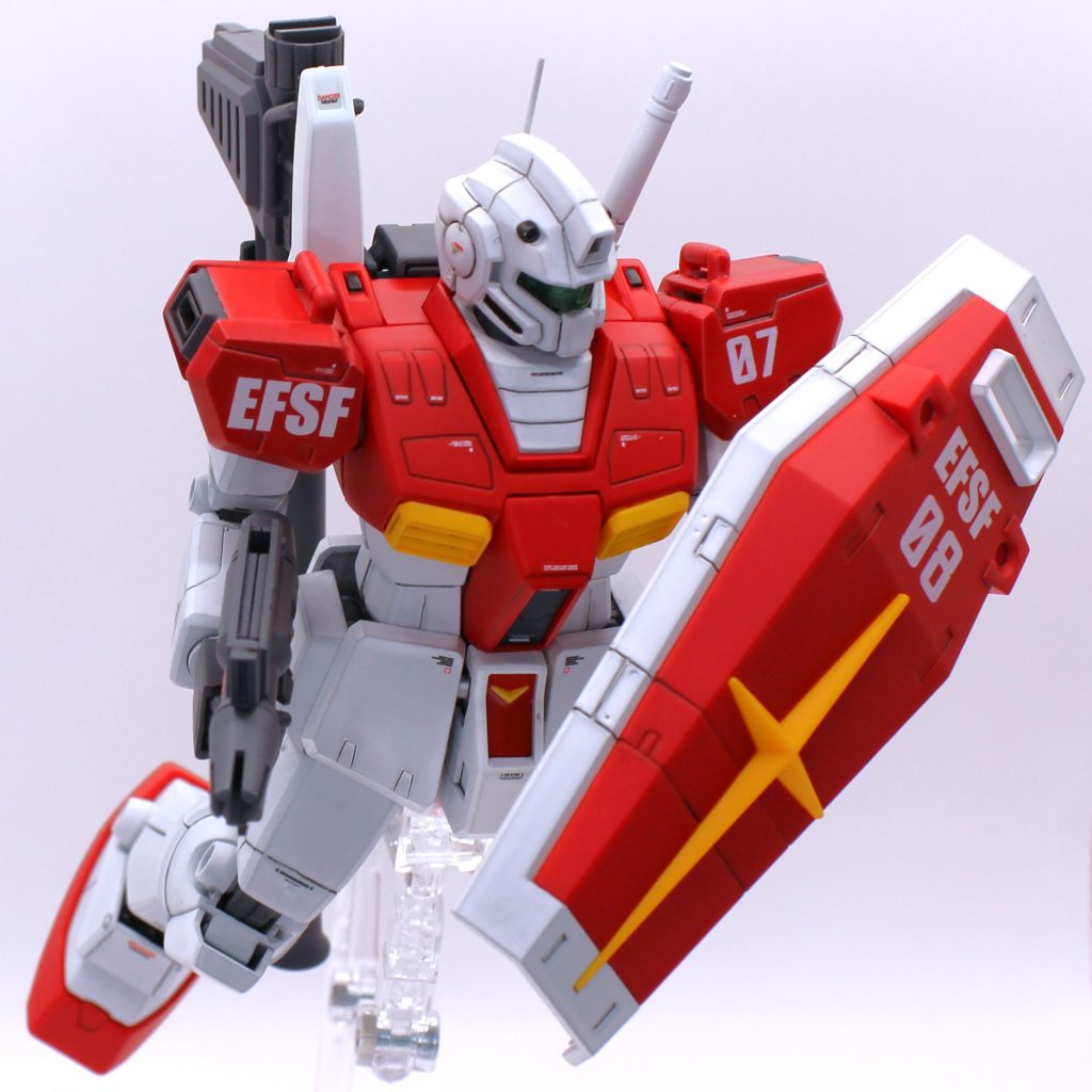 肩アーマーは接続穴が胴体の接続軸より小さかったので拡張したのみで、違和感なく装着できました。腕部はそのままMG1.0ジム、シールドも装着構造上MG1.0ジムのシールドを選択しました。