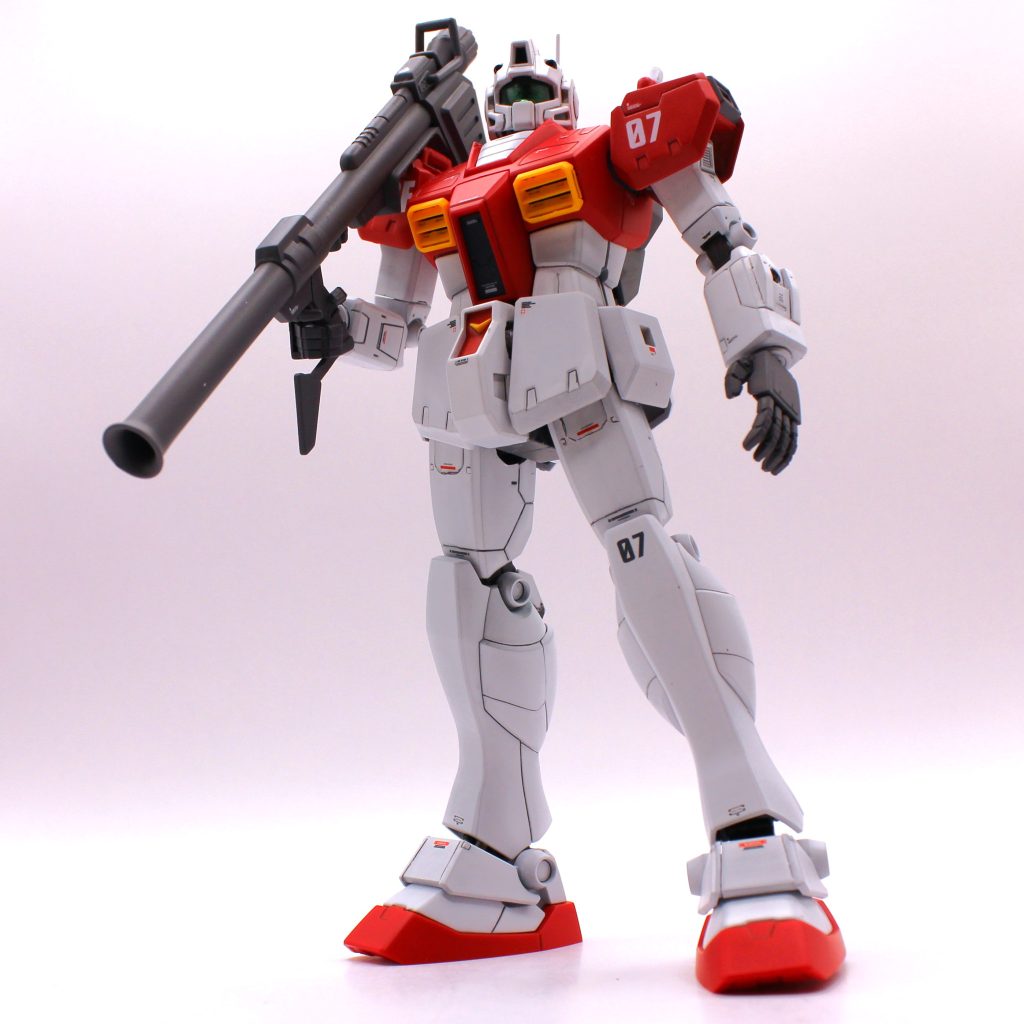 腰部はジム1.0の基部にジム改の装甲をくっつけました。股間、リアは軸打ち等もせず位置だけ目合わせで強引に接着したのみです。脚部はジム1.0そのままです。ガニ股範囲拡がるようにジョイント穴は拡げました。