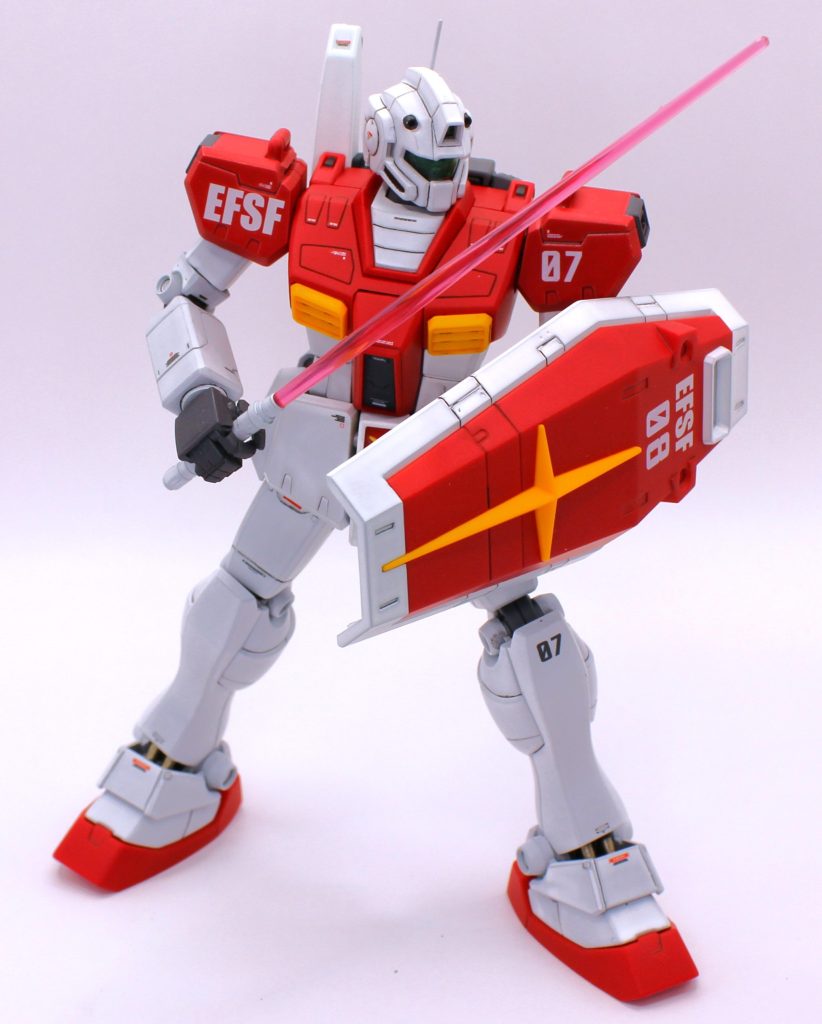 可動範囲も今の目ではかなり厳しく、ポーズ付けて遊ぶには全くと言って良いほど向いてないですね。ただ、素立ちは文句なしにカッコいいです。初期MGは大体この傾向がありますよね。