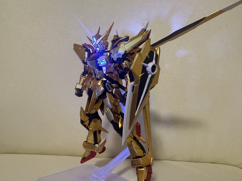 お気に入りの蛍光ブルーでセンサー類を爪楊枝塗装。ダクトはMGフリーダムの箱絵で光ってるのがかっこ良かったんで…つい…しかし本当にアレンジがカッコイイ!RGエピオンの時も感じたけど勇者ロボット的な等身バランスでアレンジされてるような気がしてます🤔金ピカは元々好きではないけどこのキットはそんな事やフレームの不安をも凌駕するほど惚れ込みました✨