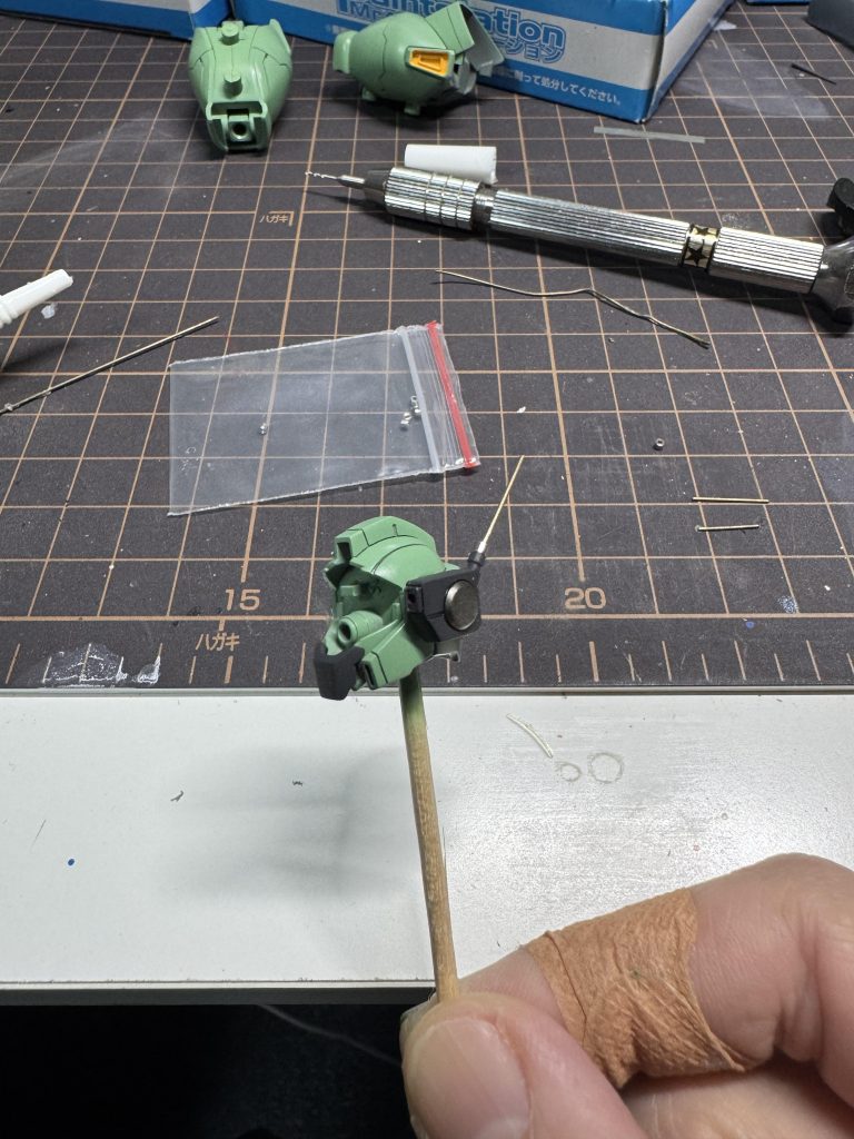 完成直前にふと思い立ち、塗装済みのアンテナをカット。笑 そしてメタルパーツと真鍮線で作成してみました。