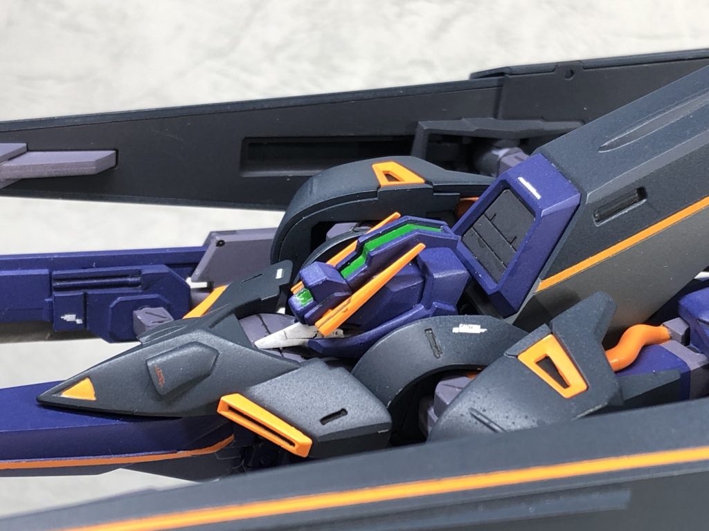 設定上、ヘルメットが閉じるらしいので閉じた頭を別途制作