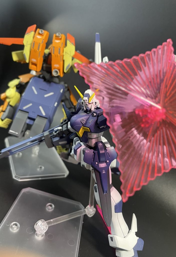 背中合わせで。実は写真にも映っている前回のレギンレイズの腰部スラスターユニットはXフォーミュラの色と似せました。ちょっとした小ネタ。