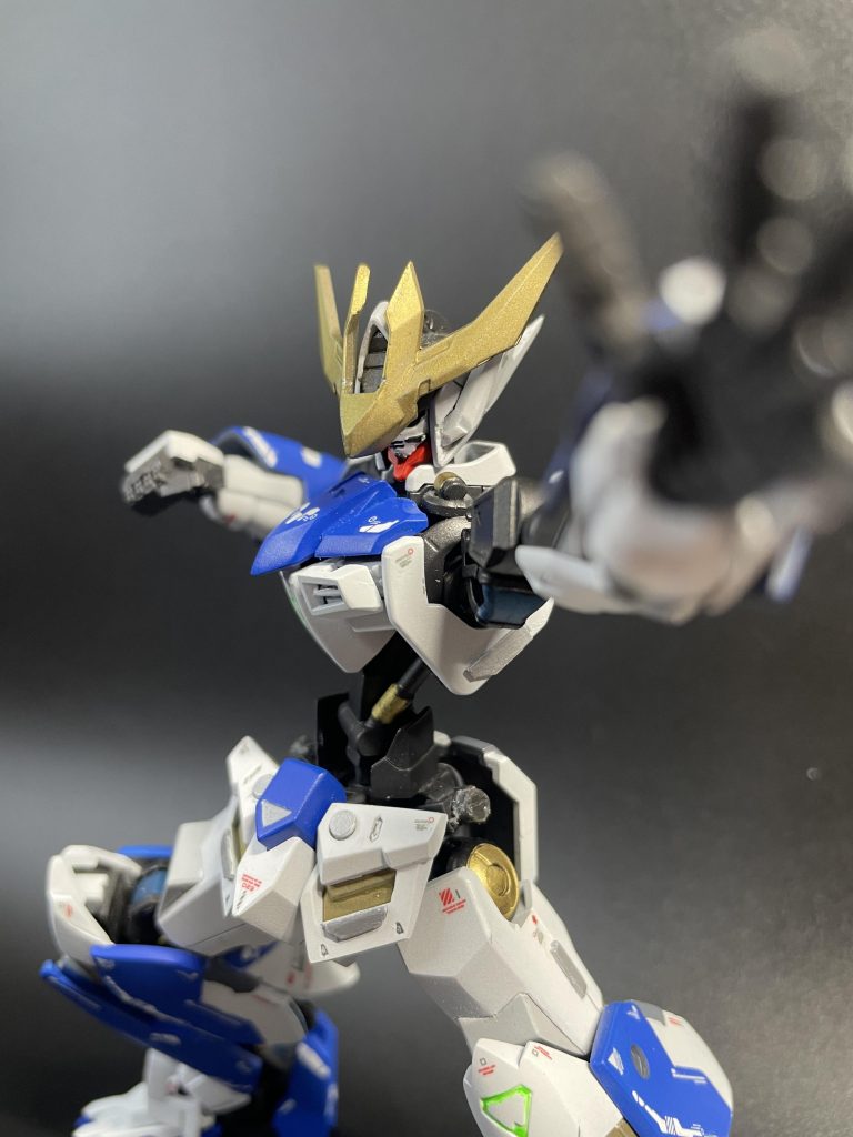 今回は目立った変更はないです。とても地味。というのも、いつもの支援機がないからですね……一緒に紹介する予定だったのですが、ボリュームが少しアレになってしまうので分けました。でも最初の頃とは全然違うんです。見比べると差は歴然！！以下のリンクから見れます！https://gumpla.jp/hg/1824725そして最近、上のリンクから見れる僕の初投稿でも有るバルバトスが百いいねを超えました！ありがとうございます！ 