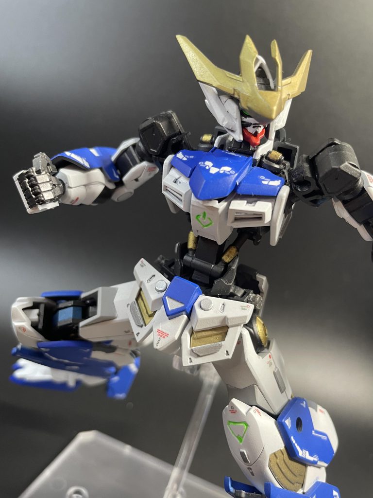 ガンダムバルバトスラグナフレーム各所にハードポイントや磁石を仕込んだ       「骨格」他にも頭部や手甲、バックパックを変更している。