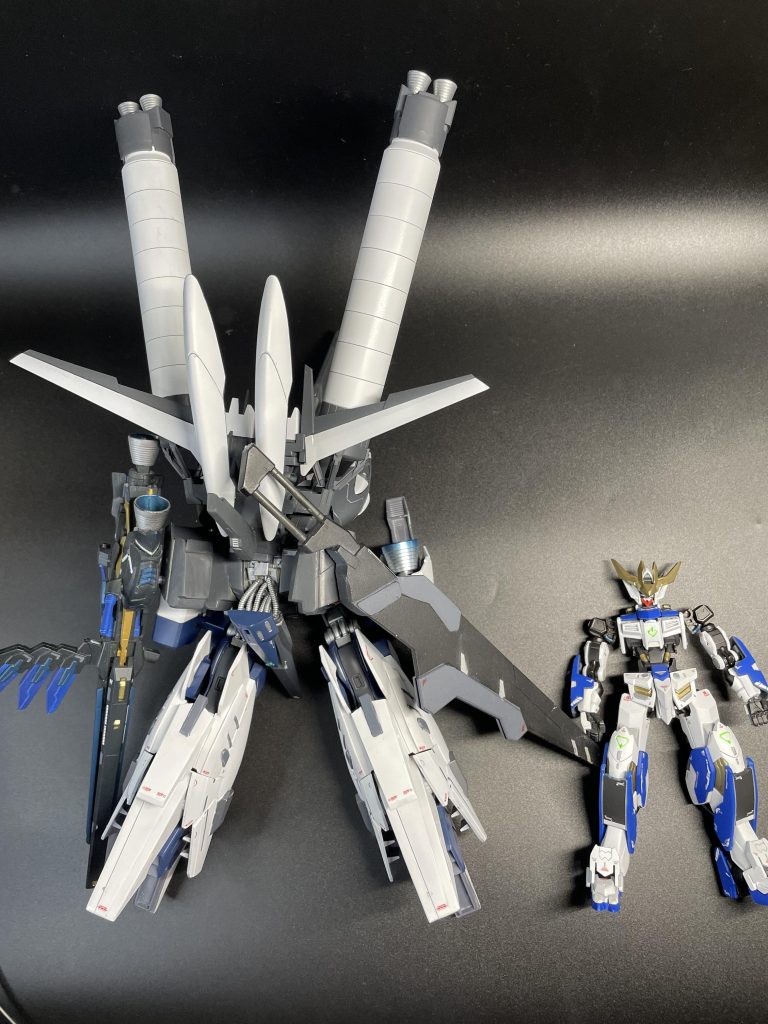 大きさ比較。約二倍!頭部のパイプがお気に入りだけど……ほとんど見えない(gundam-kao9)