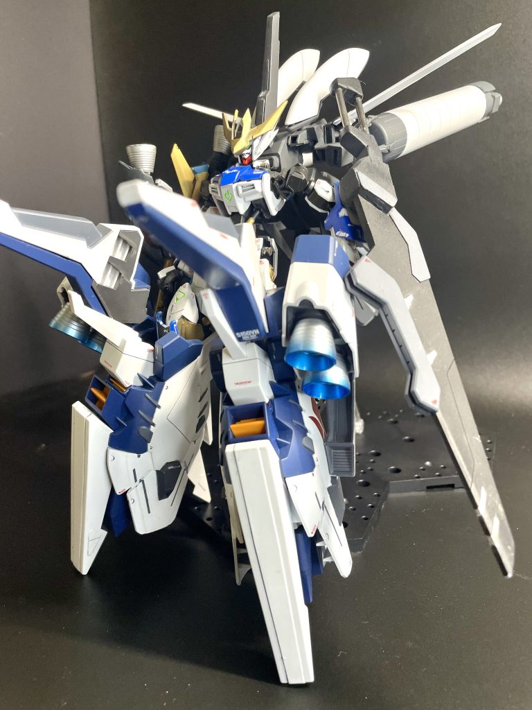 合体形態、ガンダムバルバトスラグナFINAL小説を書き始めた時からの夢だった、大怪獣バトルがやっとできそうです。ビルドシリーズはとても面白いです。しかし、アニメではいわゆる「大人の事情」が働いており、デカい機体は噛ませになるか、外伝漫画で現れるだけ……そんなんじゃ満足できない……!もっともっと戦闘してやり合って欲しい……!そんなスタートがありました。自分なりに良くできたと思います。とは言え、このスタートから大分ドラマパートを増やしてしまったのも事実ですが……しかし、ロボとは中身のキャラに生きていてもらわないと熱い展開にはならないのだとも思ってます。