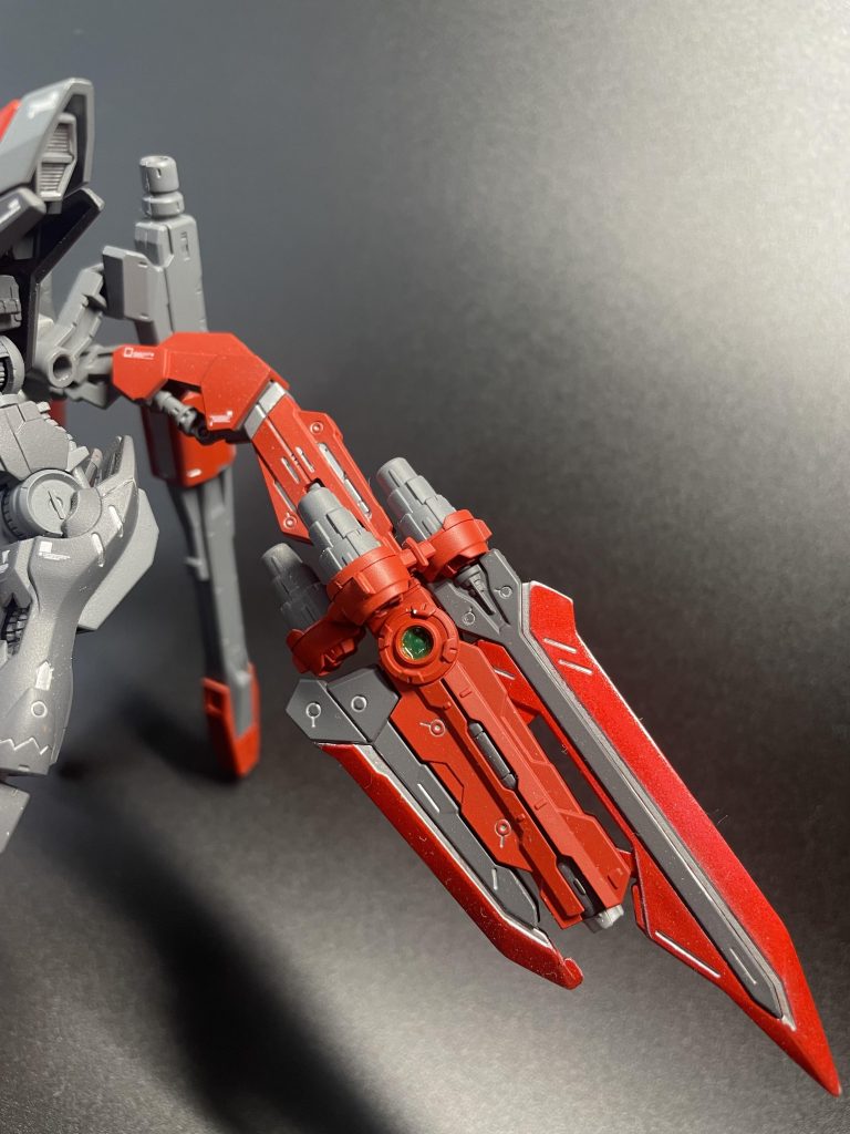 バックパックの左右に接続されたファンネル。上下のソードファンネルと中央のライフルファンネルに分かれており、合計六機のファンネルが敵機に襲いかかる。なお、制御はバックパックと同様AIが担当している。 