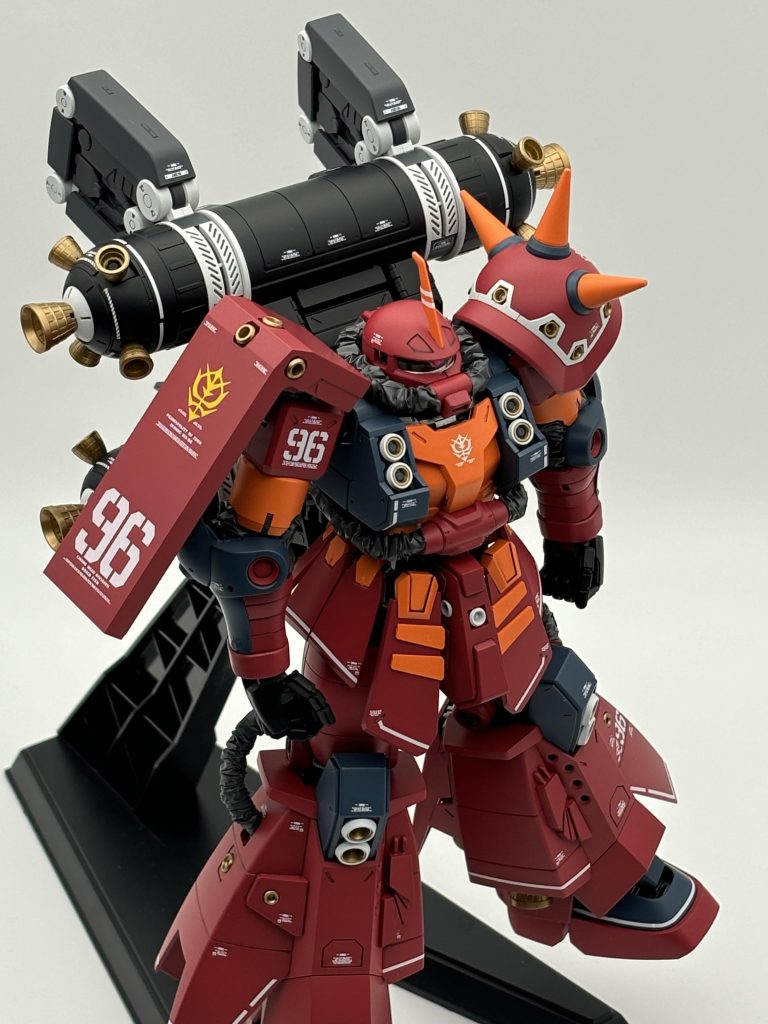 茶色っぽくなり過ぎない渋い赤を目指しました。ピンクサフからのヘキサレッド。ヘキサレッドは半光沢の塗料なのでデカールを貼った際のシルバリングに苦戦しました。