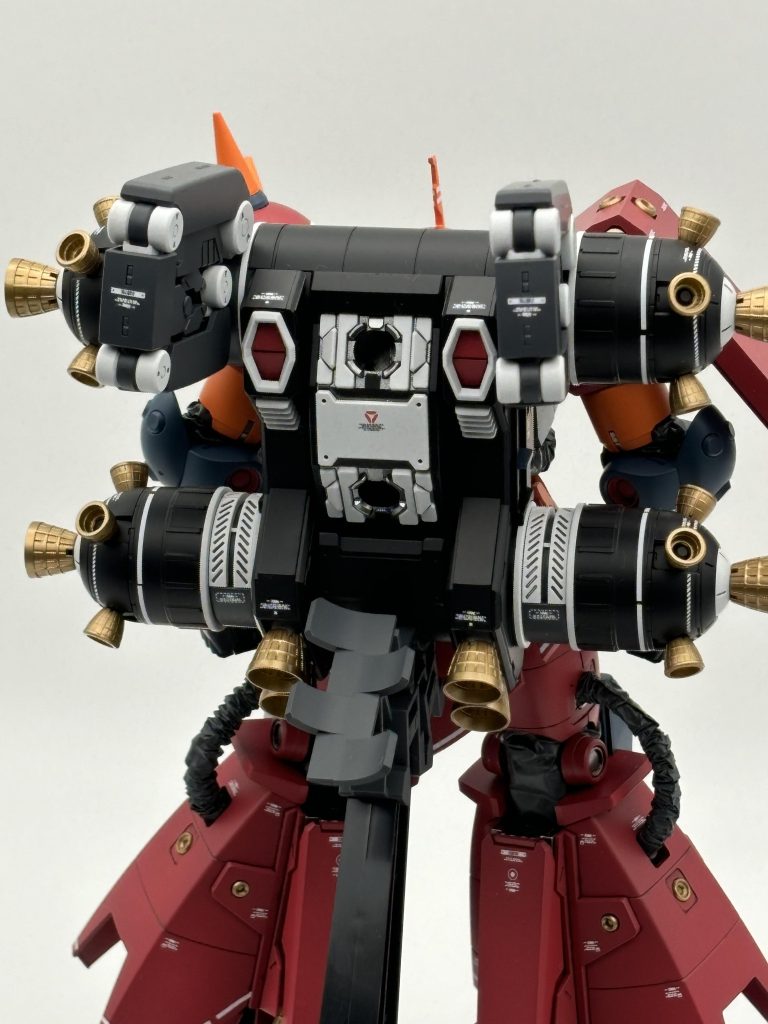 バーニアを取り付ける時に軽く押し込んだだけで真っ二つになったので塗装したら接続部をヤスリがけすることをオススメします。あと、脚の太いシーリングカバーのビニールパーツは破れやすいので予備を用意しておくorシワをあまりつけない方が良いです。