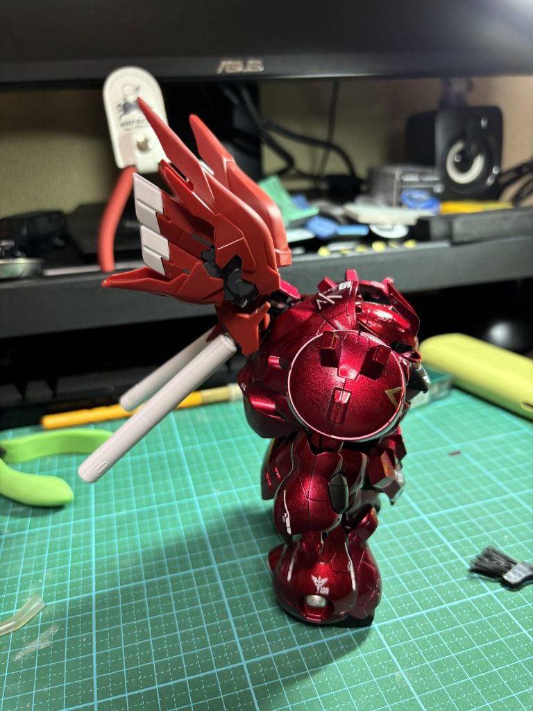 取り付けは差し込みになっているのでボールジョイントに変更してあります。そのままの長さだと背中に当たるので延長も必要です。