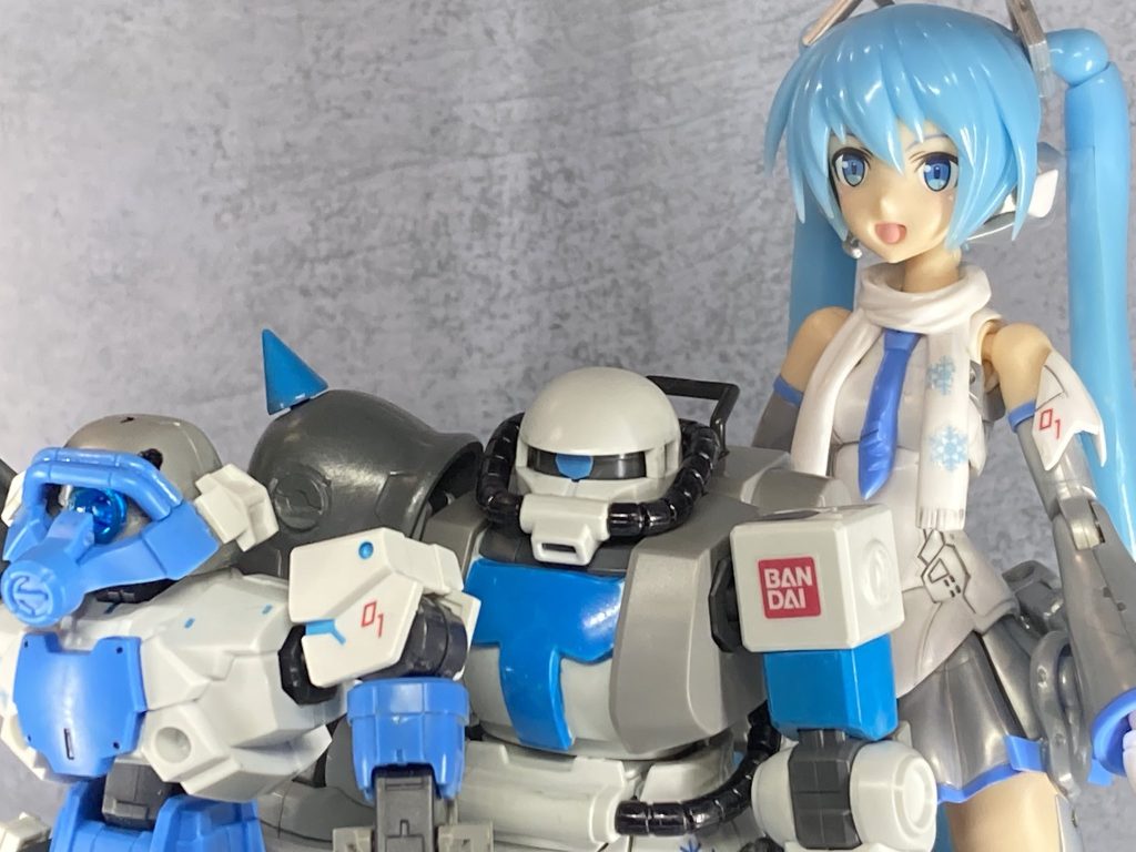 左肩にバ○ダイロゴ。実はコレ雪ミクとポルタ君の左肩にもある赤い数字の代わり。シールにバ○ダイロゴがあるのでノリで貼ったw