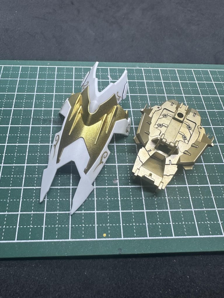 内部パーツと装甲で2種の金を使い分けて見ましたラフゴールドが意外とギラギラしてることに気がついて今回気に入りました😊