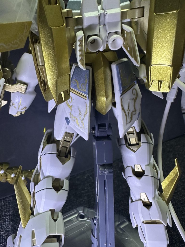 白と金だけだとのっぺりすると思って要所要所は青っぽいシルバー混ぜてます