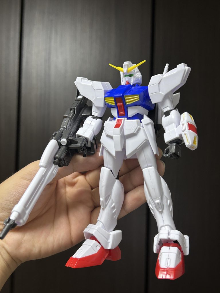 全身今回は合わせ目消し(足の甲と肩上面はサボり)、部分塗装、水転写デカール、つや消しで制作しました。キット付属のシールは頭部センサーと肩のAFXと胸部上面、腰部の緑を使用しました。