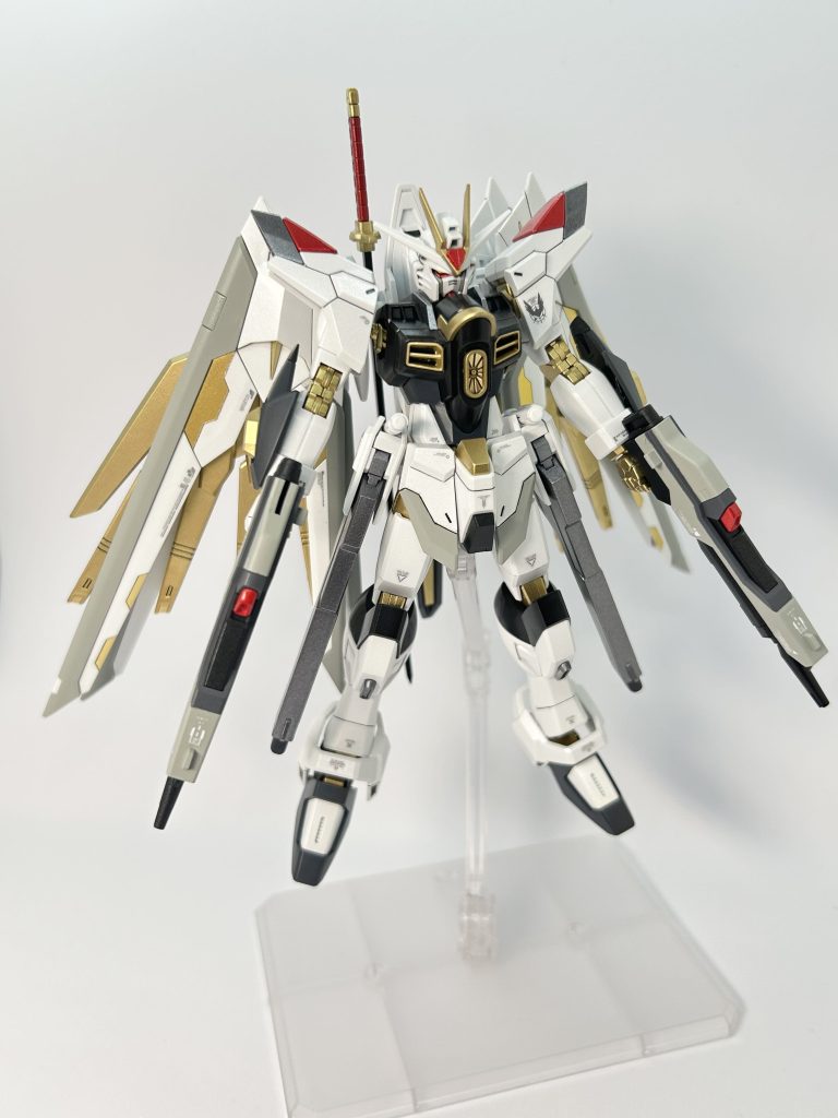 ウイングをディテールアップしました。白はタミヤのパールホワイトを使っています。