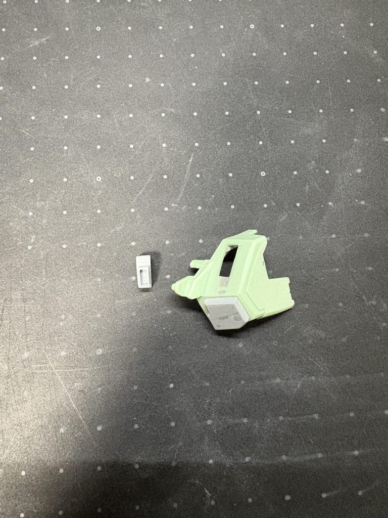 胸部センサーはプラ板から成形。