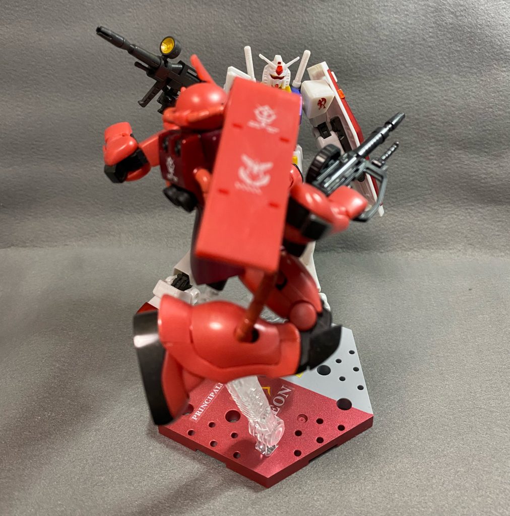 同時製作のガンダムメタリックグロスインジェクション仕様とアクションベースにてシャアキック。