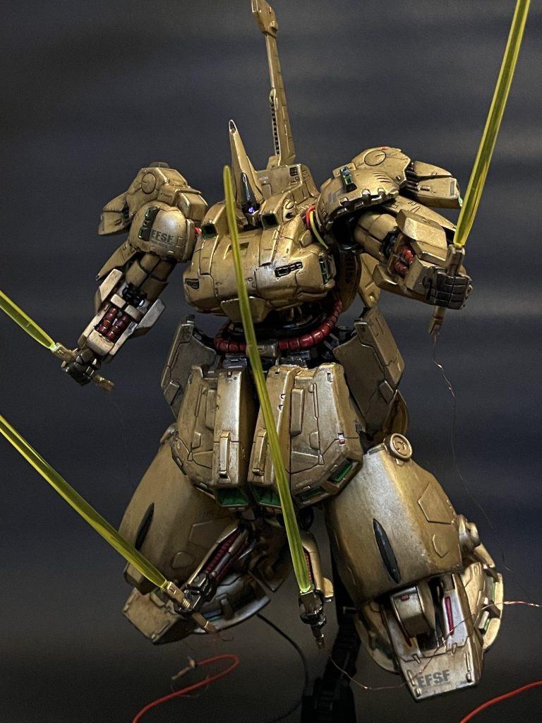 初の試みに電飾化がありまして、モノアイとビームサーベルを光るようにしてあります。