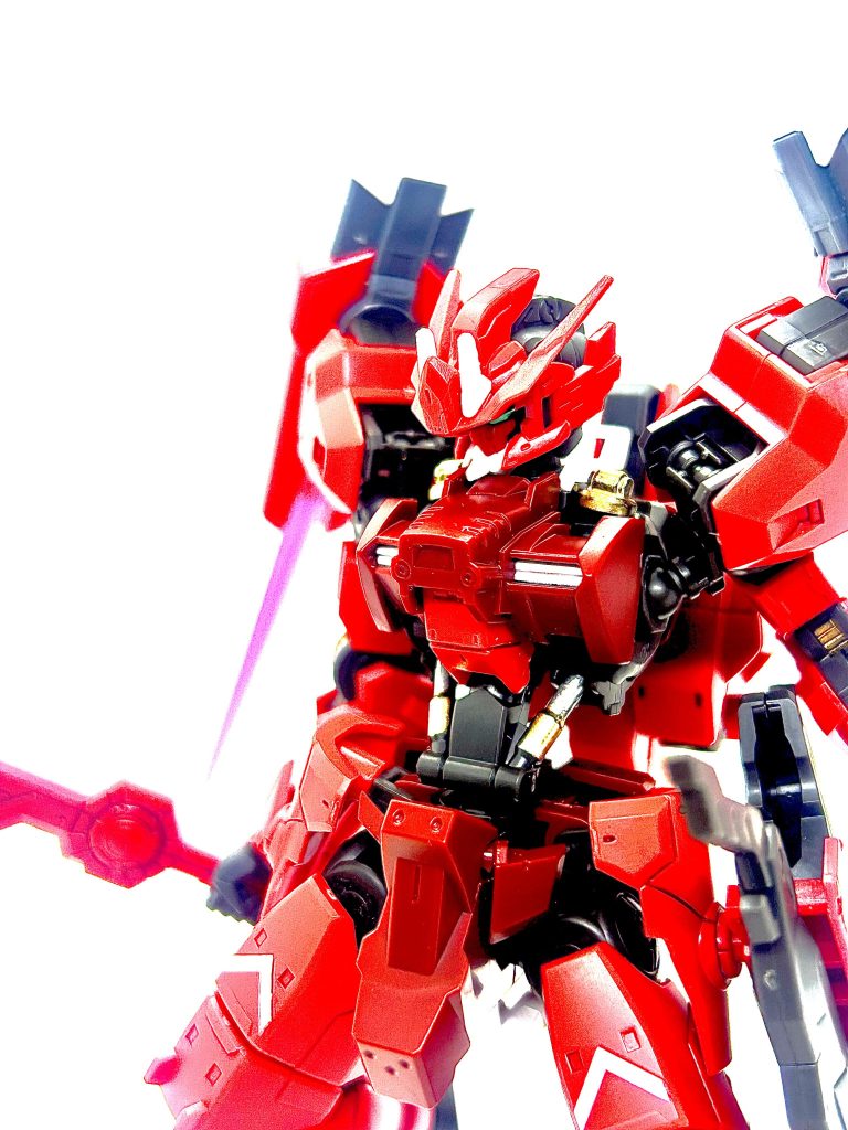 肩のブースター尾翼をAGE2ダブルバレットと交換。配色が同じなので一体感が出てて、これはこれでかっこよかったので、おまけで掲載。