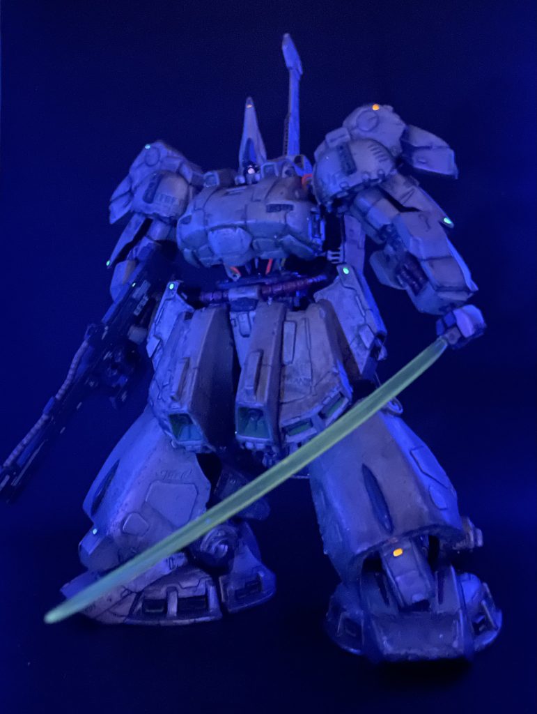 蛍光カラーを使って、整備灯も作りました。暗くしないと見えないのが残念。