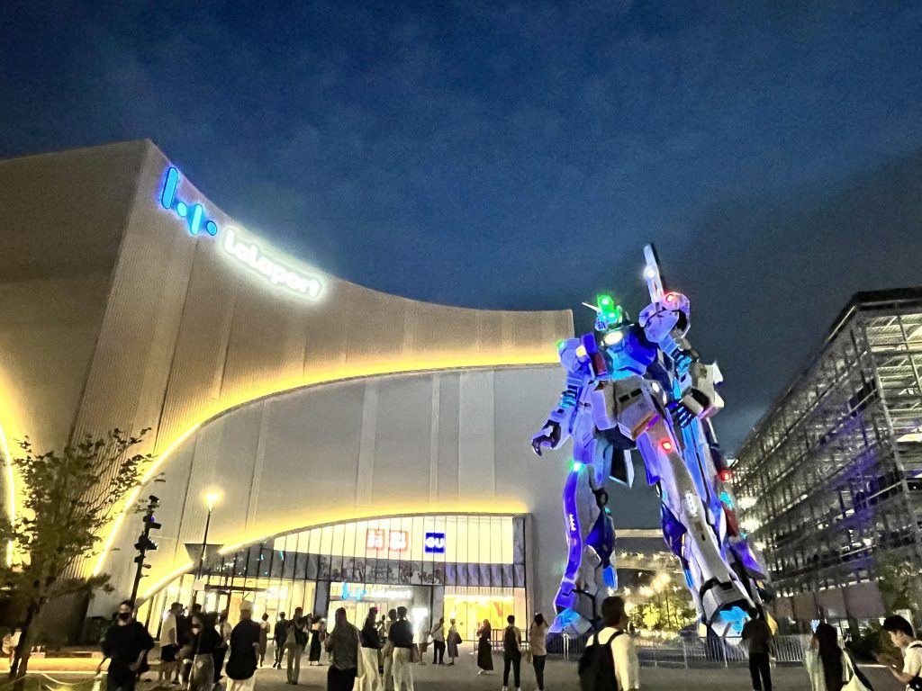 実物大νはホントカッコよく。昼に来て、その後おかわりで夜にもう一度バスに乗って見に来ちゃいました。目の前のマンションの方が羨ましい😊