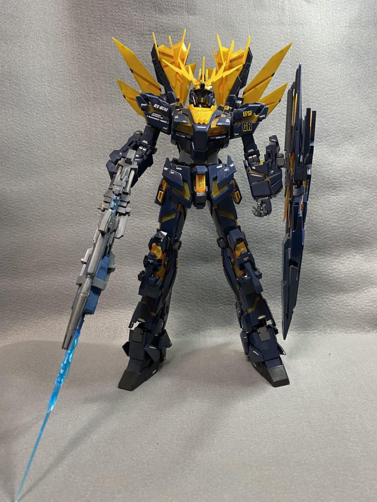 正面からアームドアーマーDEが重いので右肩上がりになってしまいます。