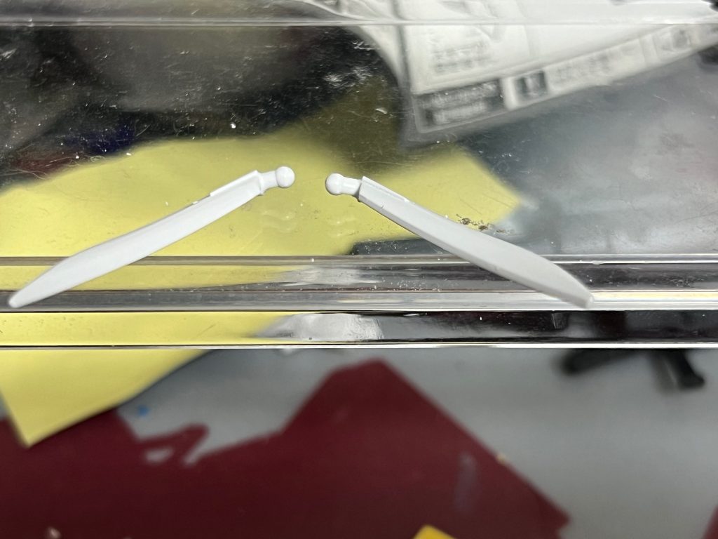 小羽根のフチをシャープ化。左が加工後、右が加工前。