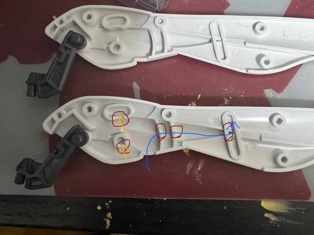 副翼の後ハメ加工。E9とE10の赤丸の箇所を切り欠き。E17とE18を合わせた状態で奥側のピンを青矢印の方向へ入れる。奥に到達すると手前のピンが黄色矢印の位置に来るのでパチッと押し込み。