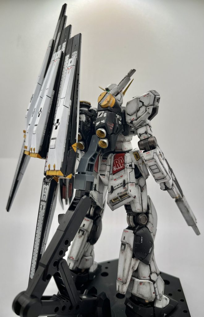 バックショット。バーニア色は超悩みましたが、劇中再現で黄色にしました。劇中再現と言えばフィンファンネルも使い捨て装備ということで、ウェザリング無し！！（手抜き）