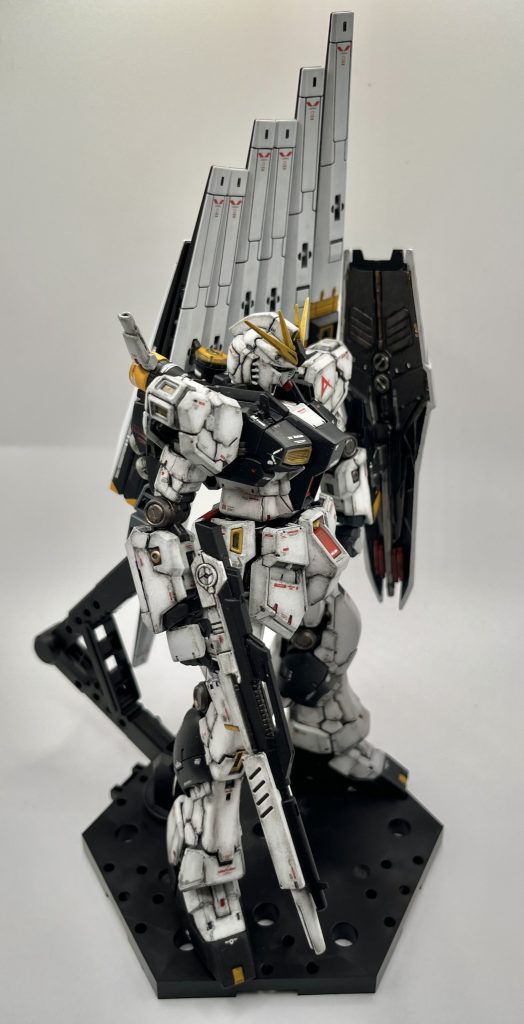 黒部分は成形色がやや紺色でしたが、個人的には黒の方が好みなので、ツヤ消し黒で塗装。白部分は水性ホビーカラーのガンダムエアリアルホワイトを使用。雪っぽい白なので、重量感もあり、他色ともメリハリがついて個人的にはYESでした👍