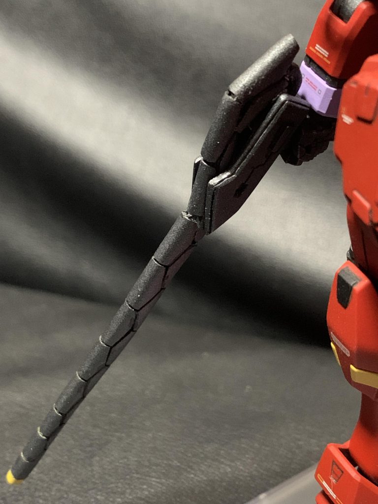 漫画第一話で改修型グランパスとの戦闘で奪取した鞭状に変形するビームライフルですが、後々カレン機の主武装となる…らしいので、プラパイプを曲げつつ筋彫りを入れてライフル固定での再現となりました。