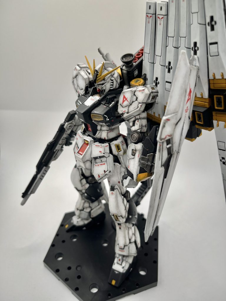 バズーカもマウントさせると重量感あって良いですね。元々が線の細いキットなので、ゴテゴテしてた方が個人的には好みです！（但し自立は厳しいですな…）