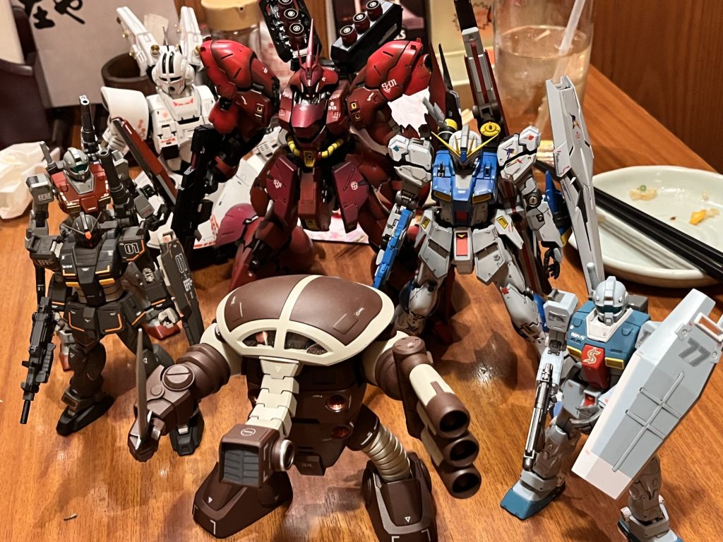 おまけ。地元のプラモ仲間と早めの忘年会を開き、作ったガンプラ持ちより酒と一緒に記念撮影。年はとったけど、昔からの仲間とオタクな話しはいくつになっても、楽しいね☺️。閲覧ありがとう😊ございました。また宜しくお願いします。