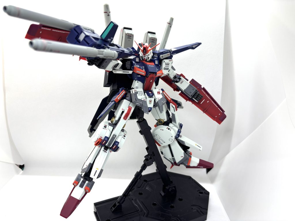 射撃ポーズは肩アーマーを外さないと腕が上がりませんでした… ポージングなら通常版で組んだ方が楽しい?