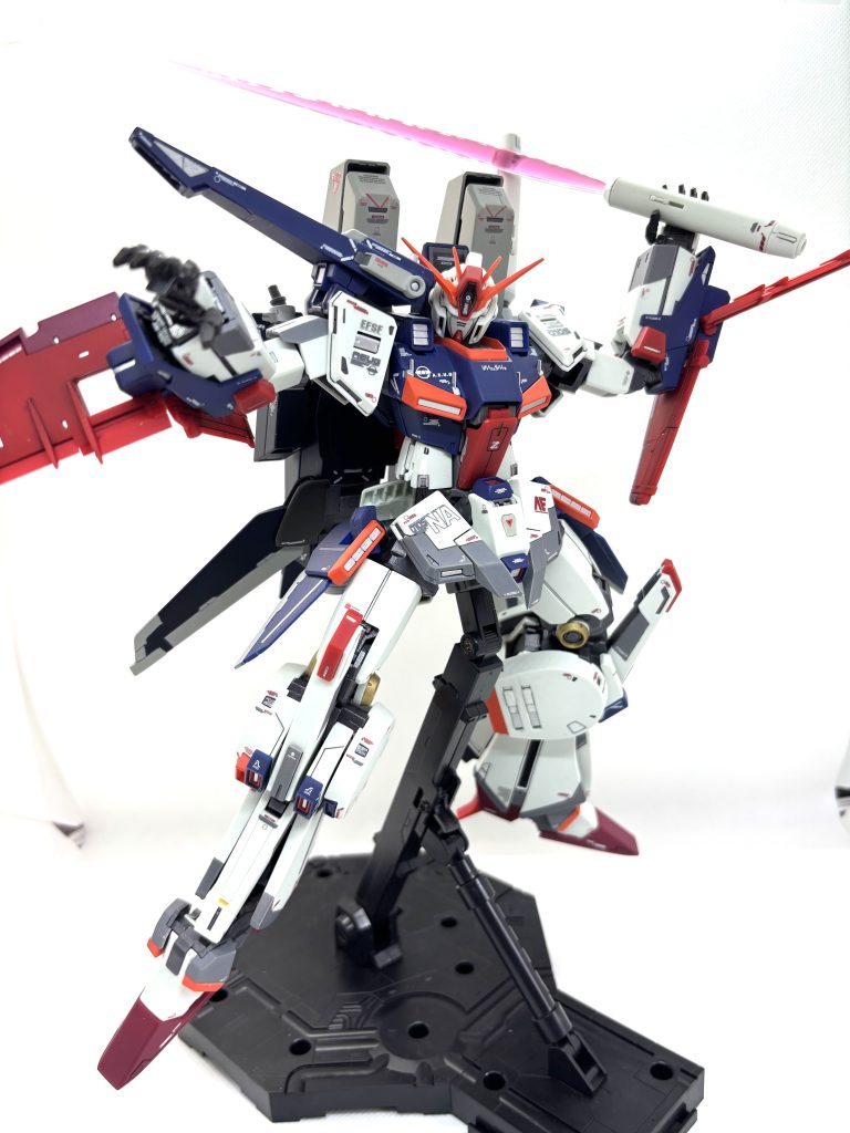 ビームサーベルを振りかぶって見ましたが、こちらも肩アーマーが…(以下略)