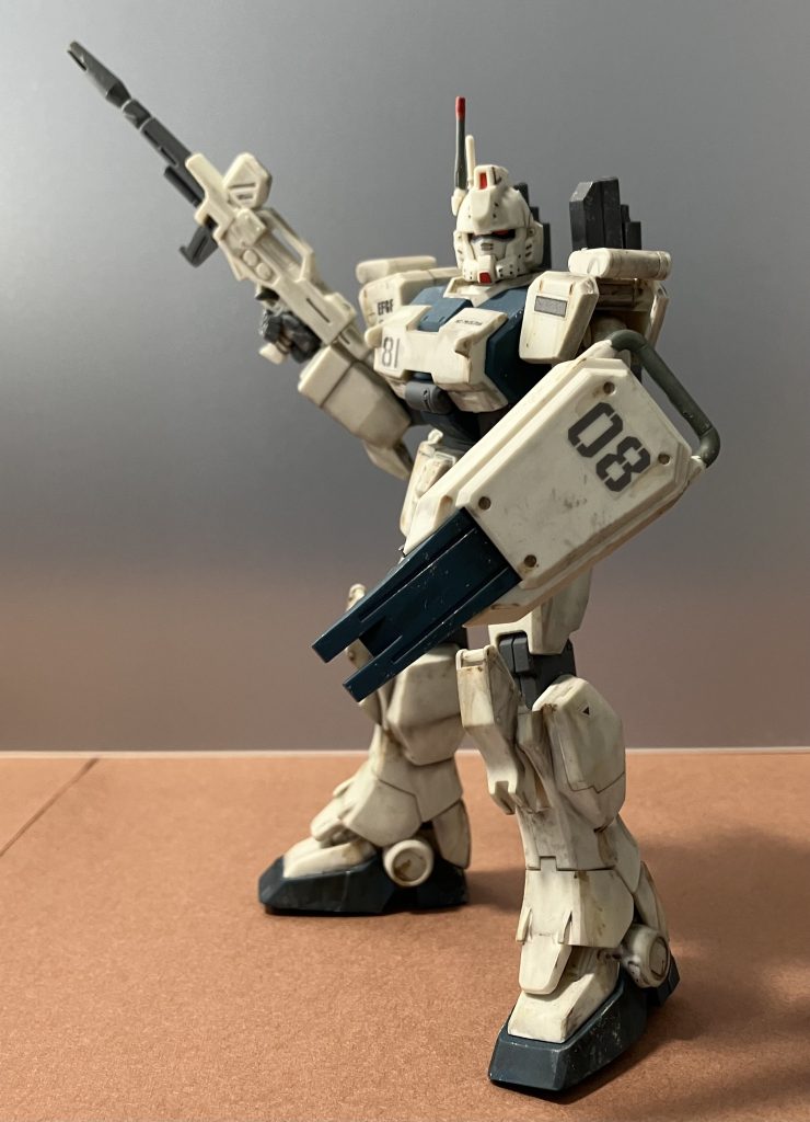 ビームライフルを持つとスマート感がでると感じるのは、私だけでしょうか。強めにウェザリングを入れたので、強そうです。