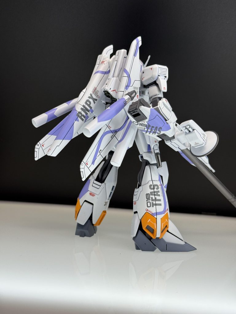 アシンメトリーカラーリングとアルファベット組み合わせた大判マーキングがチャームポイント