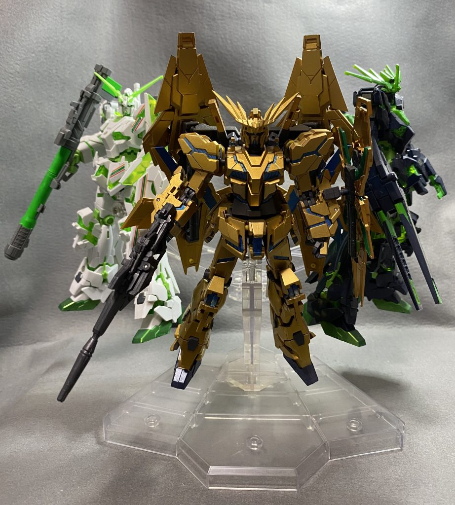 真ん中はHGではありませんが。3機とも違う武器で飾りたかったので。ユニコーンはバズーカ仕様です。まさかこの時はフェネクスのメッキHGが出るとは思っていませんでしたので。