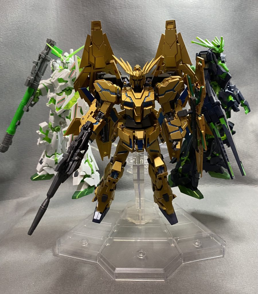 フェネクスはHGではありませんが。3機揃い踏みで！今年もありがとうございます。よいお年を。