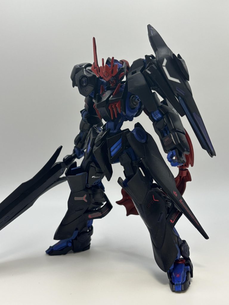 フロントショットほとんど原型を留めていなかったバルバトスのガンダムフレームを可能な限り修復し、そこに別パーツを組み込む事で起動を可能にした。別パーツには未知の技術が組み込まれており、その影響なのかフレーム部分が青く発光する形となっている。動力源はエイハブリアクターのようだが、こちらも従来の物とは異なっている模様。その技術は完全にブラックボックスになっている。