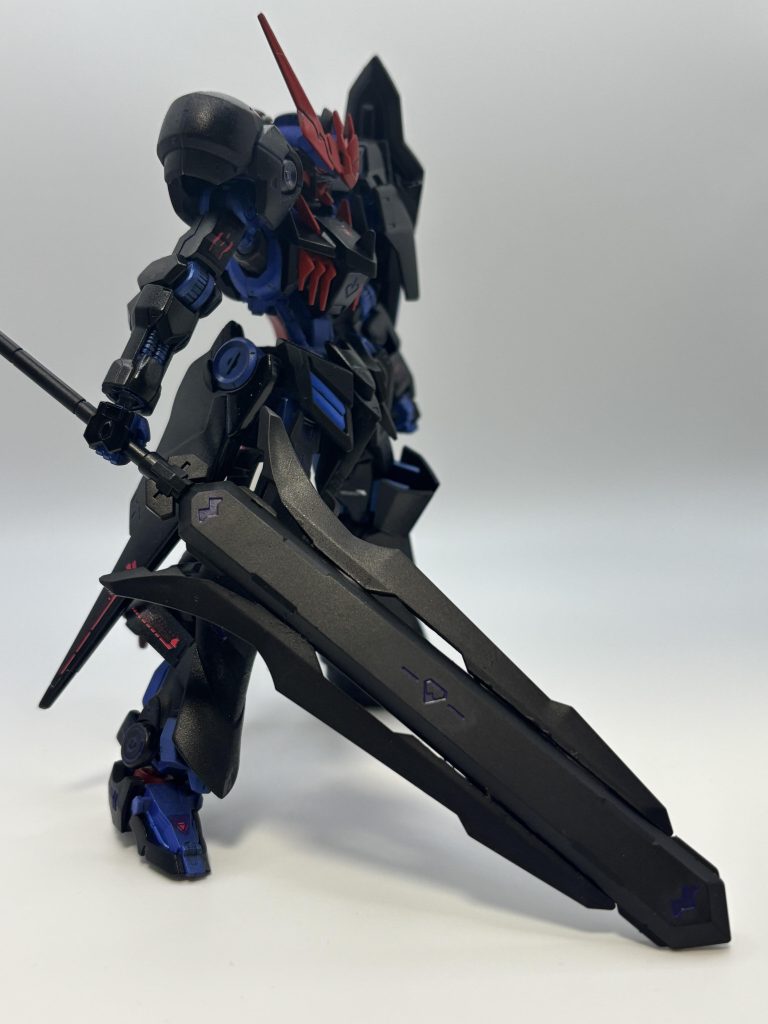 ブレードメイスバルバトスルプスが使用していた、ソードメイスを改修した武器。重さだけではなく切れ味にも重点をおいており、レギンレイズの装甲でさえも簡単に切り落とす。しかし重量が増しており、持ち上げるには専用のパワーシリンダーを装備していなければ使えないため、まさにバルバトス・イグリットの専用武装である。