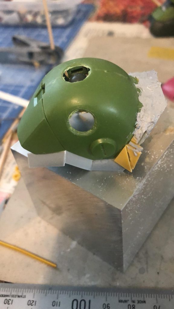 肩アーマーのプラ板パテ盛り付け途中