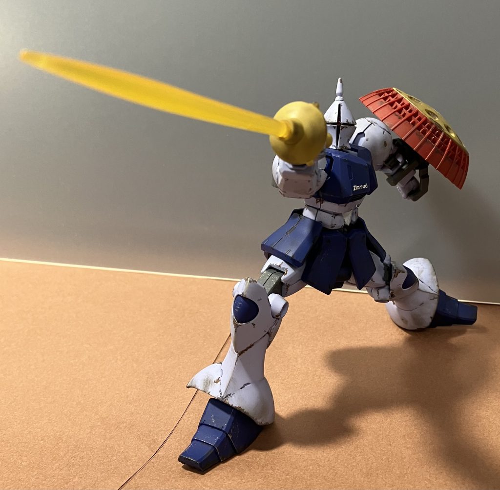 突き！可動域が広いキットですね！バンダイさん、ギャンで構えたいポーズをよく理解されていますね！