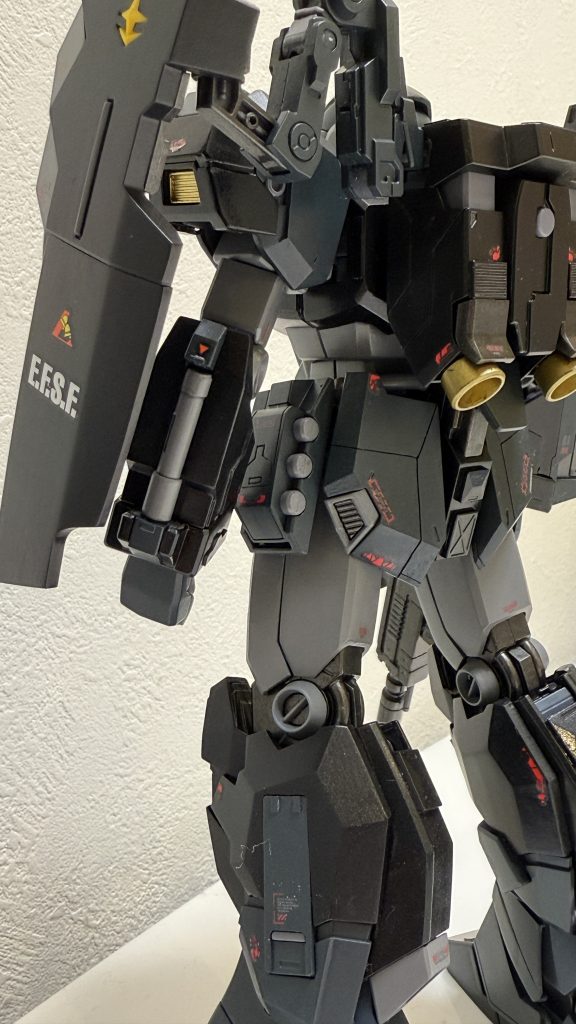 シンプルなスジボリでスッキリと