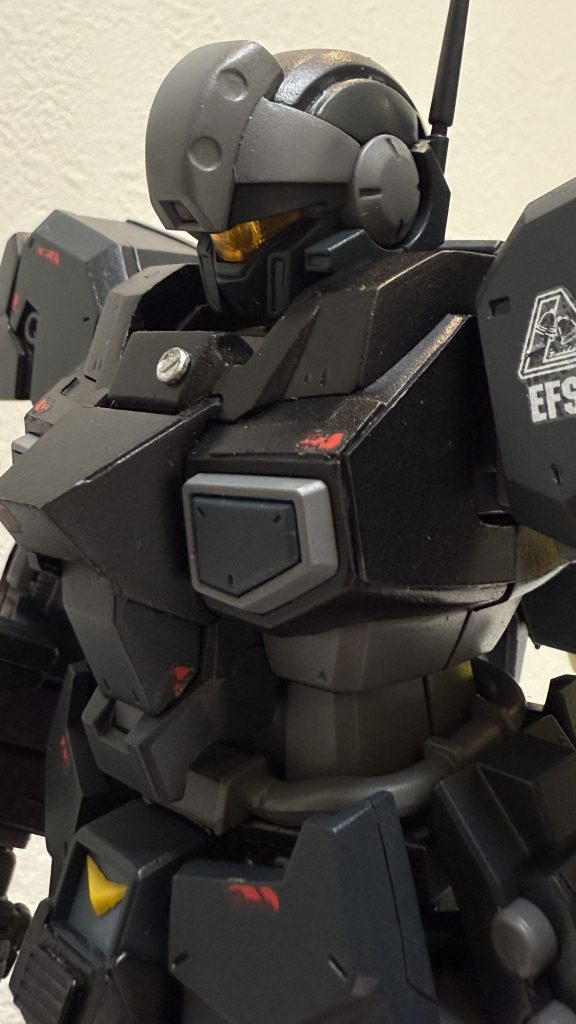 胸部のみ、パテとプラ板でボリュームアップ頑丈な量産機をイメージ。