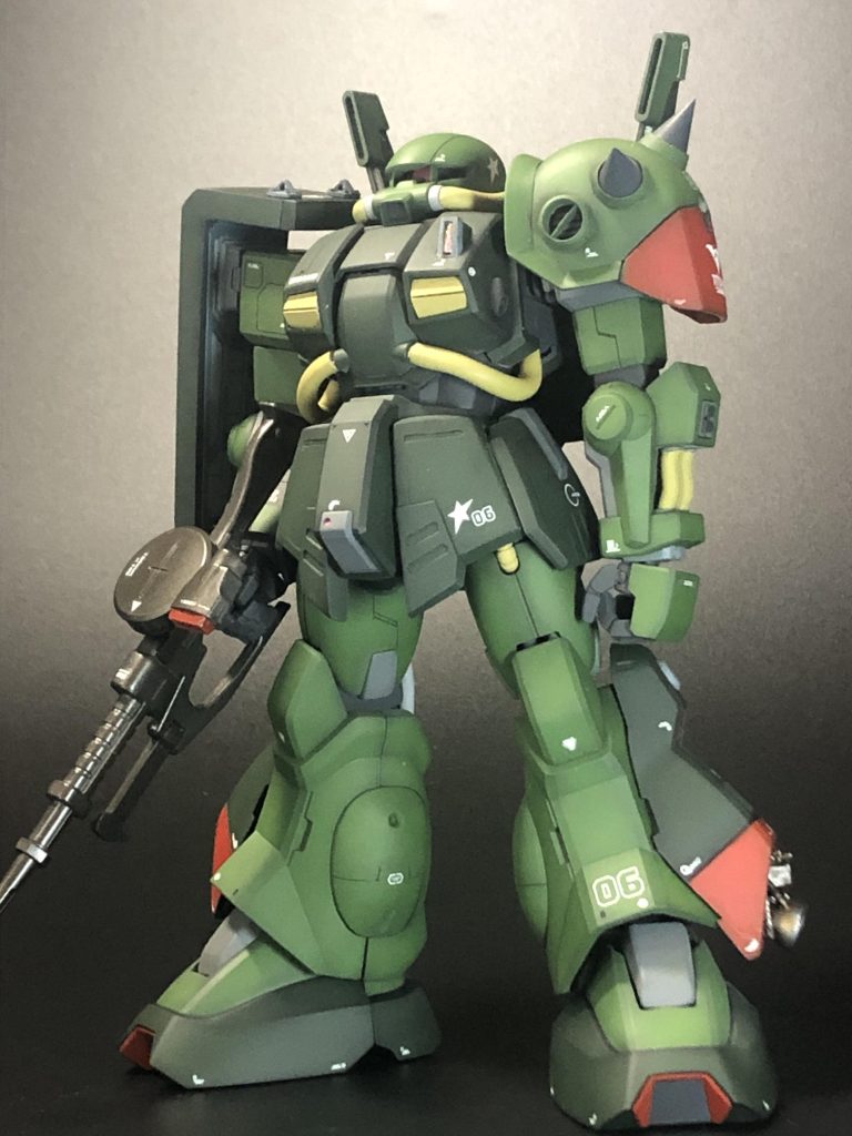 動力パイプは頭部はパテを盛って削ってなだらかにし、腹部は電気コードを使用。膝部分は曲げられるプラ棒で作成しました。腕部のパイプはキットの軟質パーツです。