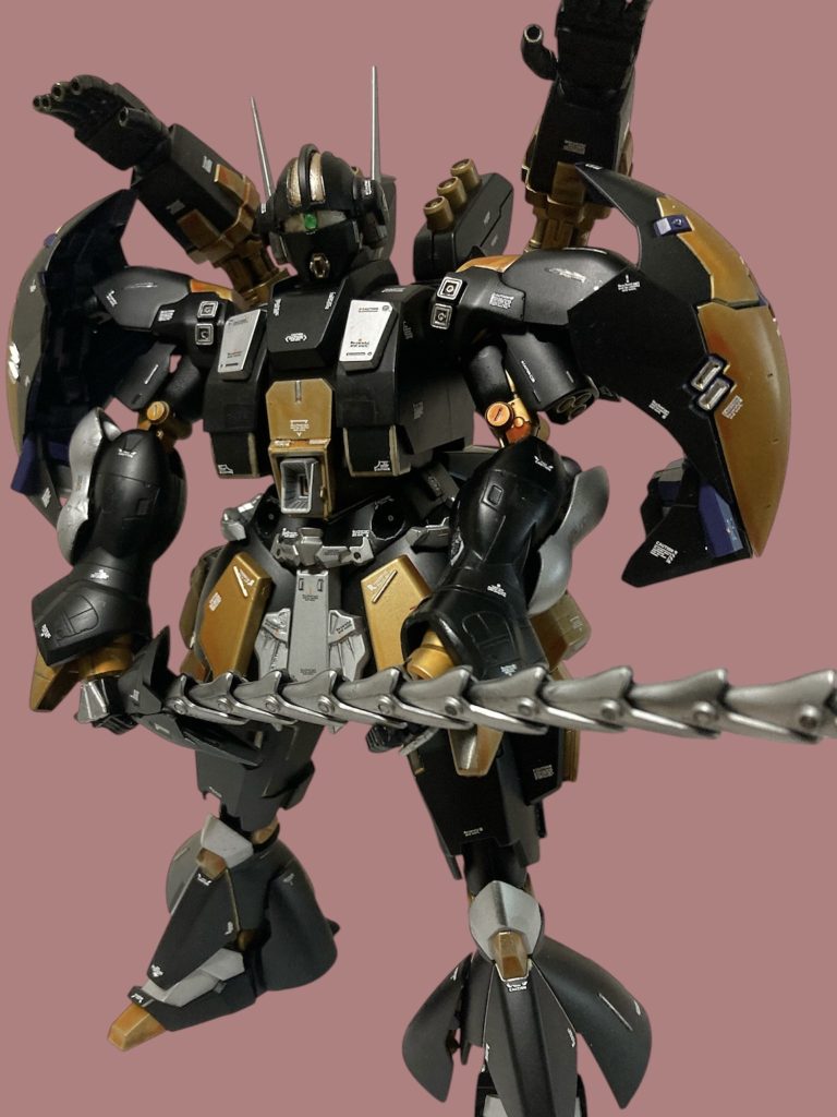 背中には第2の腕、ファンネルも装備 